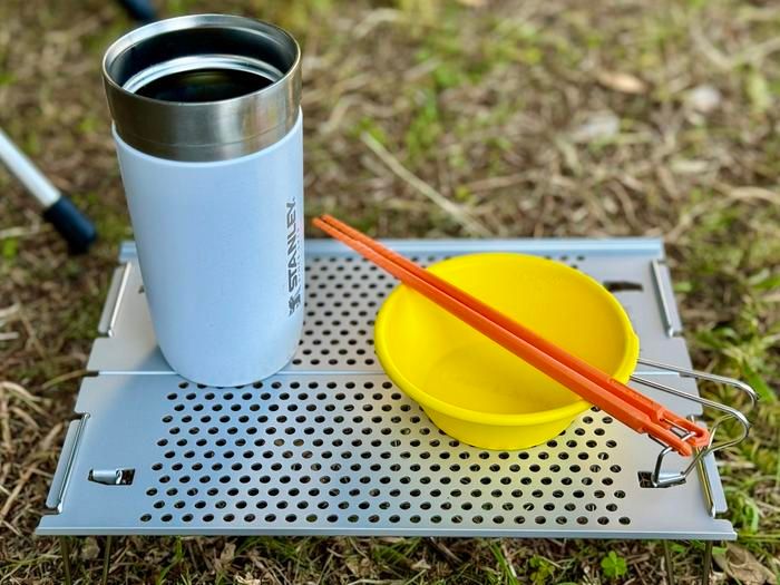 スノーピーク オゼン ライトにシェラカップなどを置いた様子