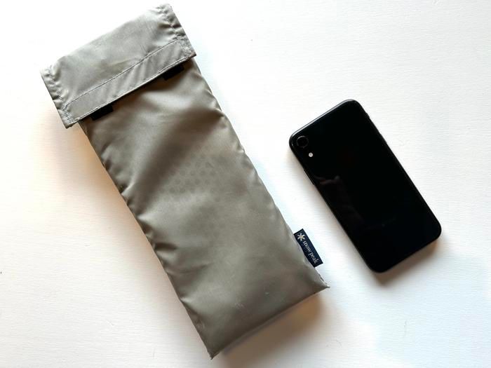収納したスノーピーク オゼン ライトとiPhoneを比較した様子