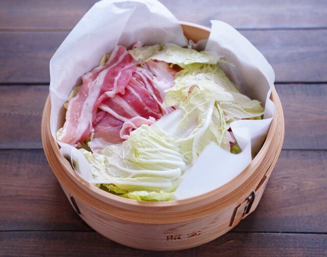 せいろに豚バラと白菜を交互に重ねる。