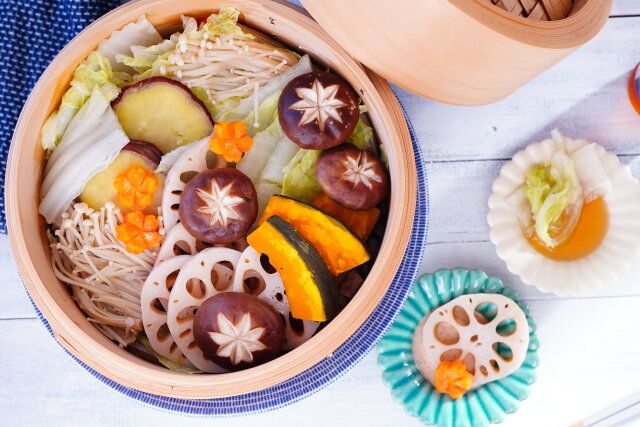 蒸し野菜のホットサラダ 取り皿にれんこんとにんじん