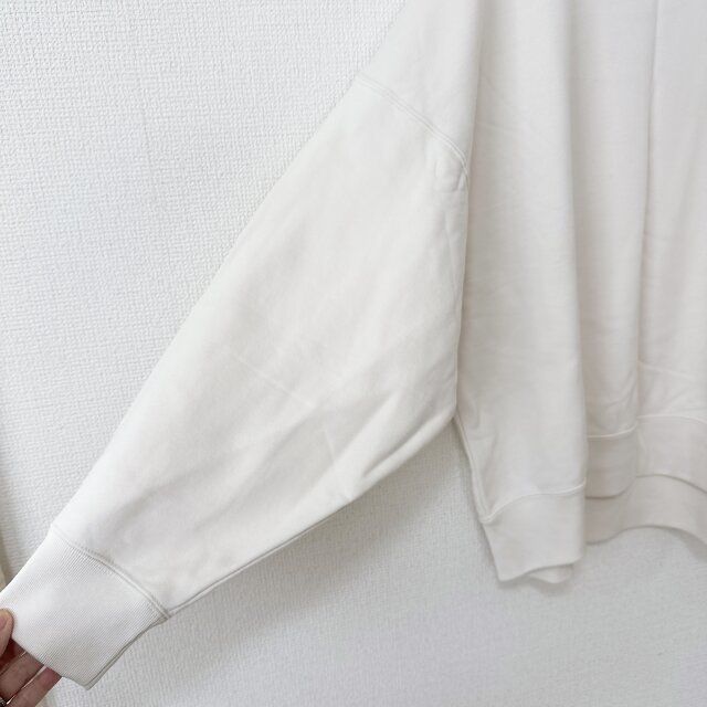 ユニクロ スウェットシャツ OFF WHITE 袖部分