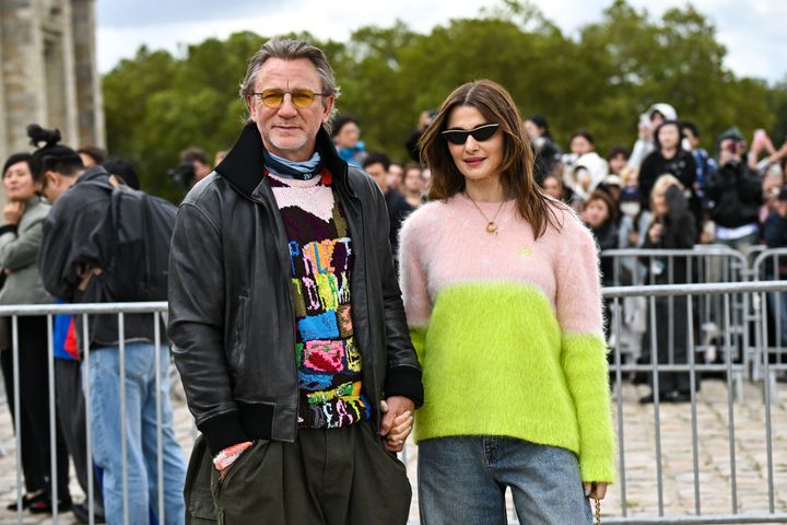 妻のレイチェル・ワイズとロエベの2025年春夏ショーにて。