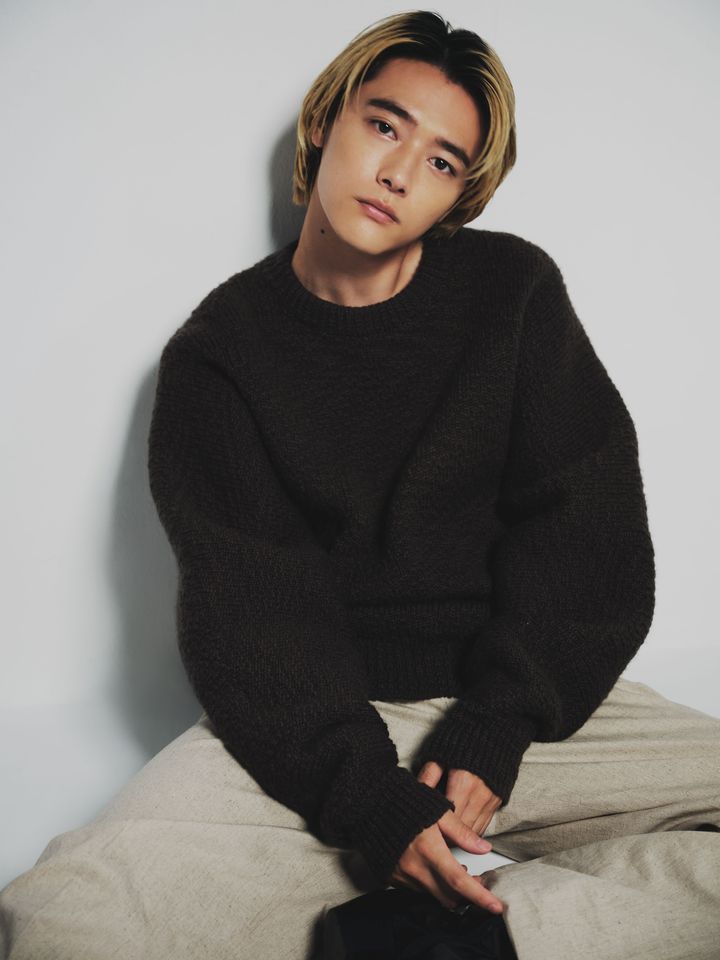 ニット ¥326,700 パンツ ¥154,000 シューズ ¥286,000／すべてBOTTEGA VENETA（ボッテガ・ヴェネタ ジャパン）