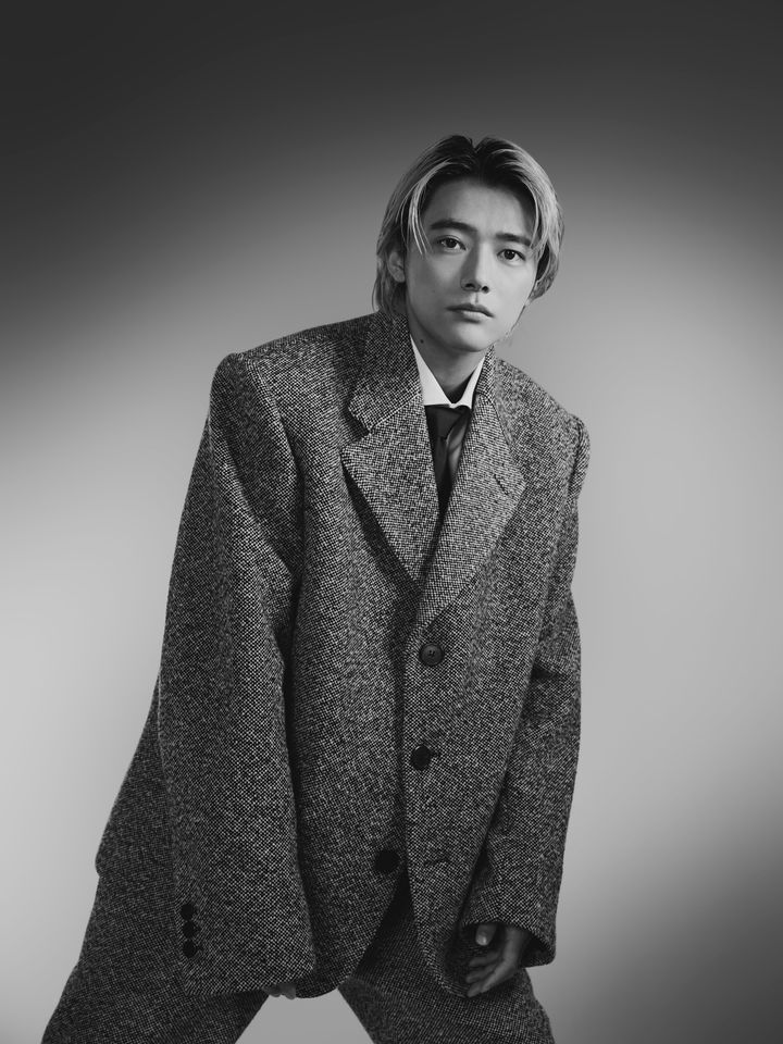 ジャケット ¥726,000 シャツ ¥137,500 パンツ ¥291,500 タイ ¥37,400（すべて予定価格）／すべてPRADA（プラダ クライアントサービス）