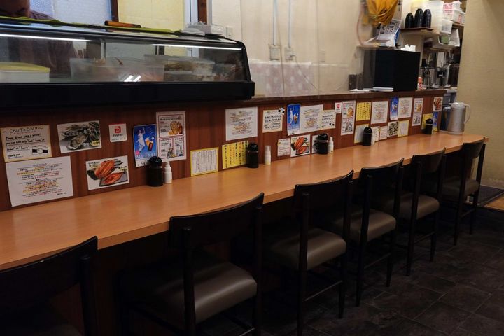 テーブル席のほかカウンター席も用意。一人でも立ち寄りやすい