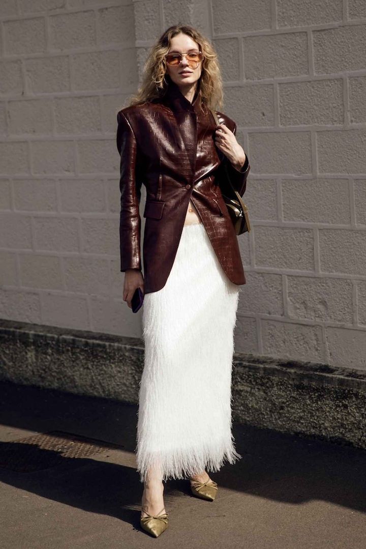画像: レザー×フェザーの色っぽ「ブラウン×ホワイト」