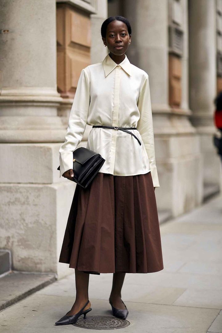 画像: 定番の白シャツをアップデートするブラウンスカート
