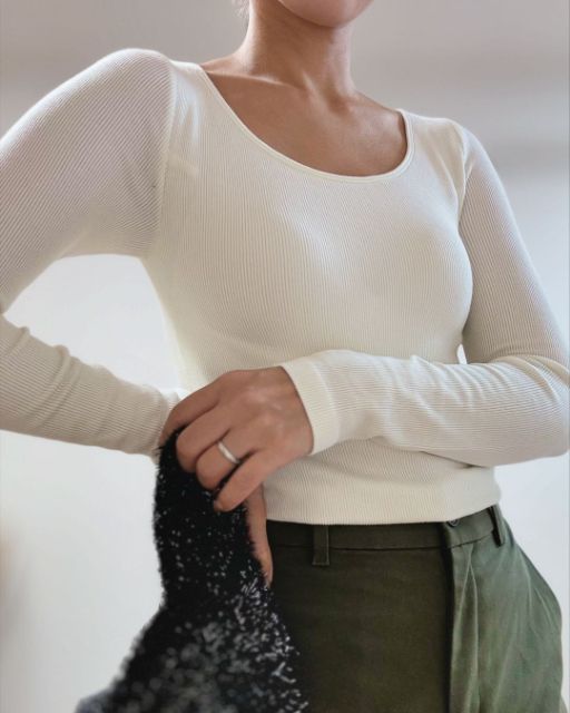 白の極暖ヒートテックリブバレエネックブラTを着ている
