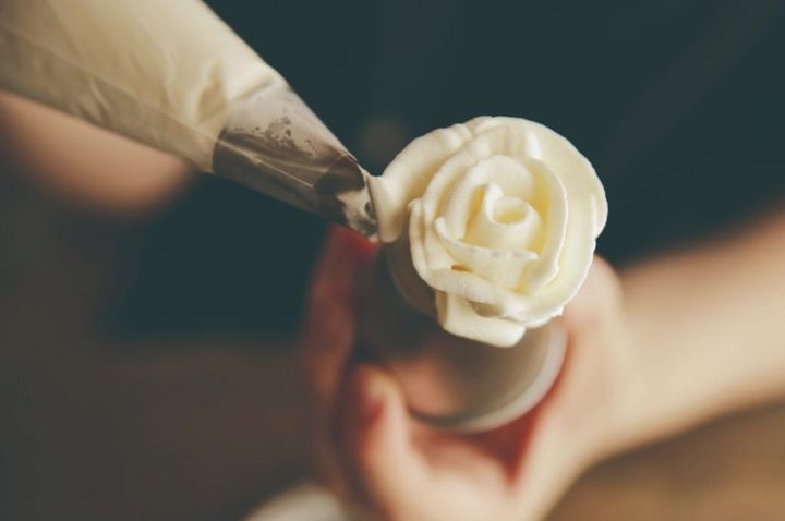 薔薇のコーヒーゼリーの作り方のポイント クリームはコップの底などに絞ると作りやすい レシピ・空想喫茶トラノコクさん