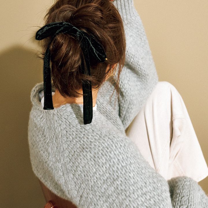 ベロアのシュシュをつけたヘアアレンジ