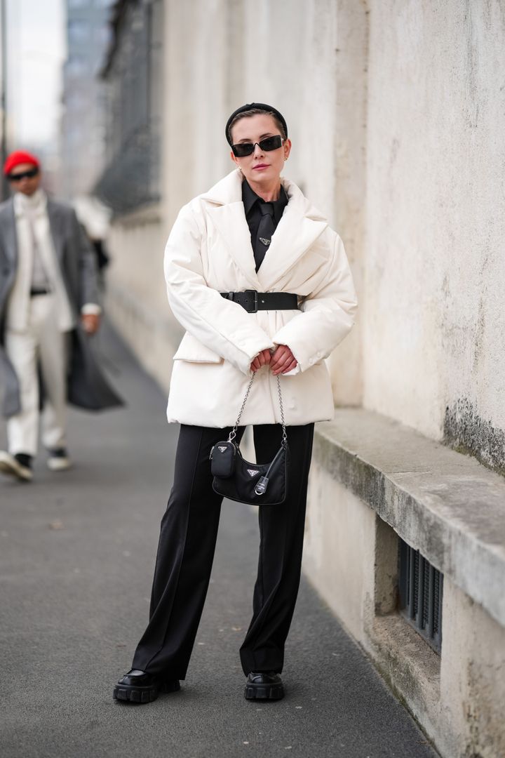 2024-25年秋冬ミラノメンズコレクションのストリートにて。