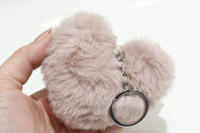 ダイソー フェイクファーキーホルダー（ハート）