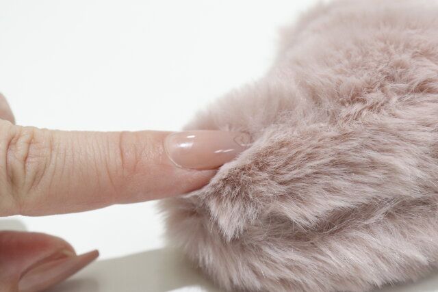 ダイソー フェイクファーキーホルダー（ハート） ふわふわ