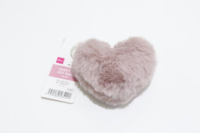 ダイソー フェイクファーキーホルダー（ハート） 商品タグ