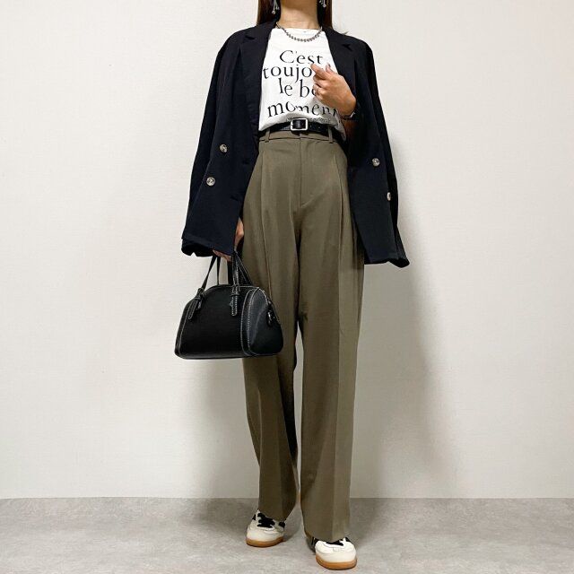 ユニクロ タックワイドパンツ OLIVE ジャケット×スニーカーで抜け感を