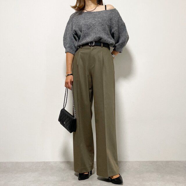 ユニクロ タックワイドパンツ OLIVE オフショルもラフな合わせ方に