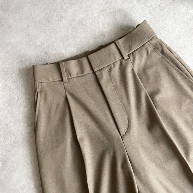ユニクロ タックワイドパンツ OLIVE