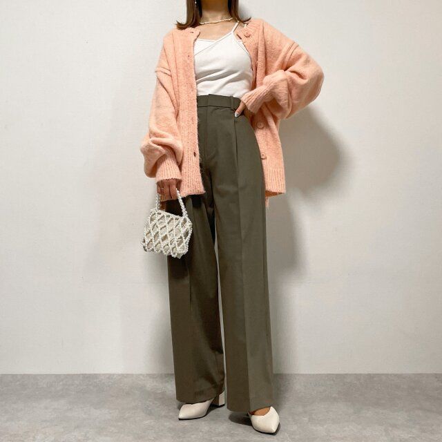 ユニクロ タックワイドパンツ OLIVE 大人ヘルシーコーデ