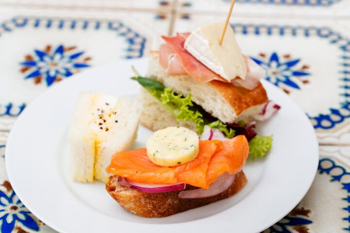 築100年の元銀行でアフタヌーンティーを。大阪・堺筋本町にある「パンとエスプレッソと堺筋倶楽部」