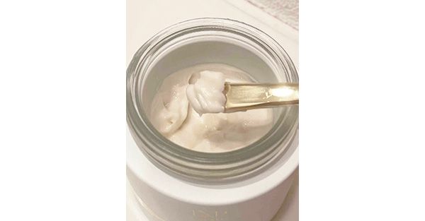 テクスチャーはこっくりしているけど、塗ると全然ベタつかず快適！