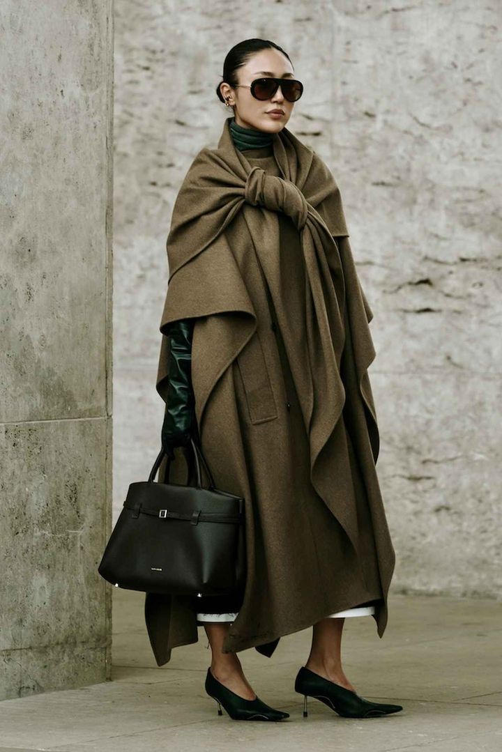 画像: ボディを包み込むような優雅なブラウンコーデ