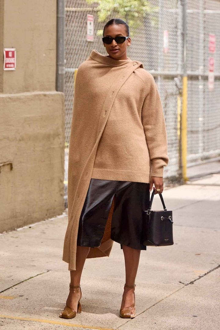 画像: アシンメトリーなケープが洗練かつ華やか