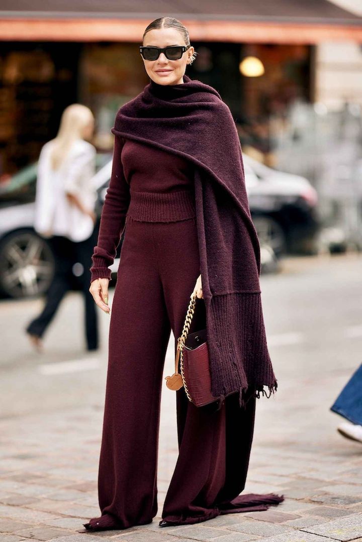 画像: 旬なスタイルを約束する滑らかシルエット&バーガンディ