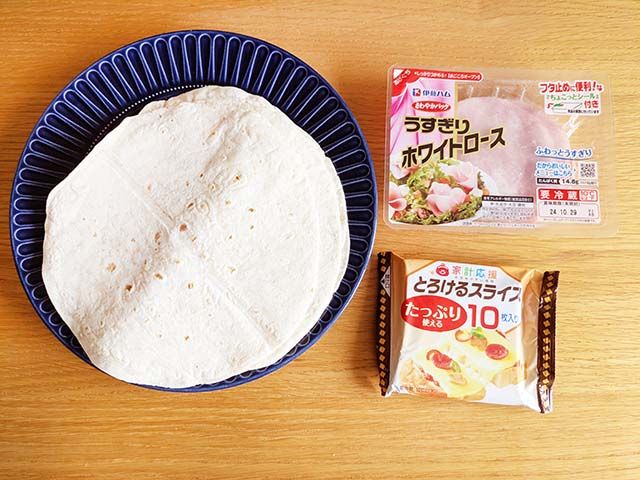 業務スーパー「大きめサイズのトルティーヤ」、ロースハム、スライスチーズ