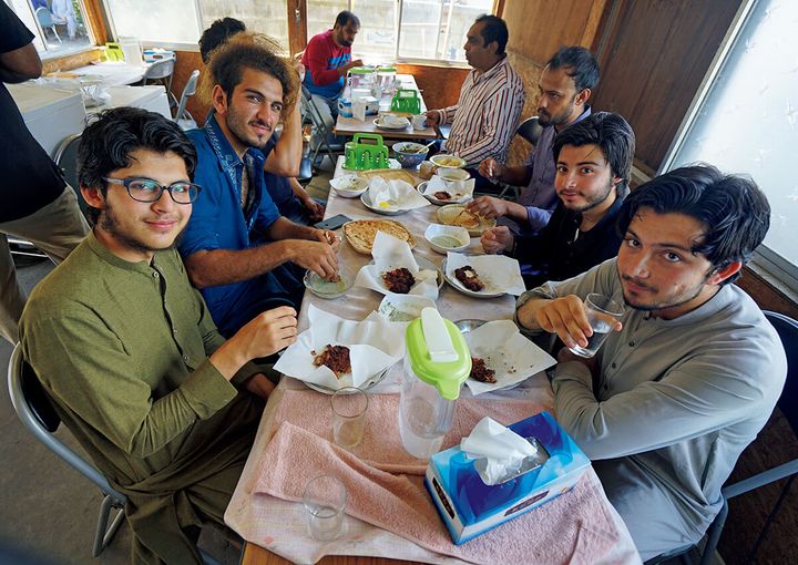 パシュトゥーン人たちが集まる食堂