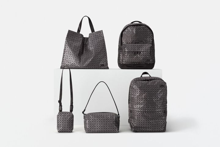 （左上から時計まわり）トートバッグ ¥72,600 デイパック ¥77,000 バックパック ¥101,200 ショルダーバッグ ¥56,100 マルチケース ¥51,700