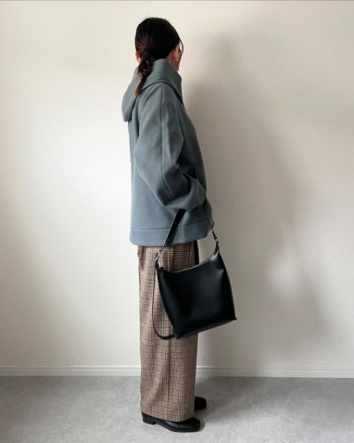 グレーのコージーメルトンショートフーディコートを着たコーデのサイド部分