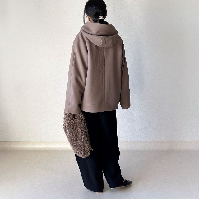 ベージュのコージーメルトンショートフーディコートを着た時の後ろ姿