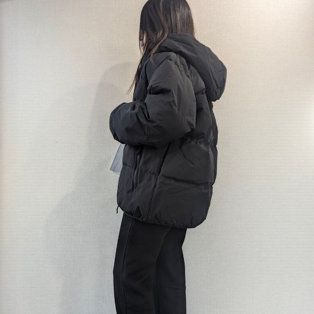 黒のヒートパデッドブルゾンを着た時のサイド側