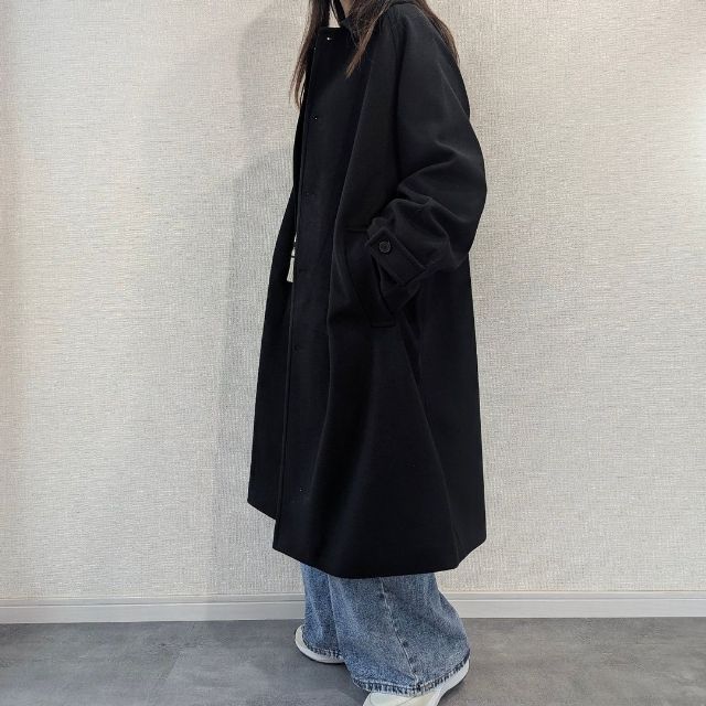 黒のコージーメルトンバルマカーンコートを着た時のサイド側