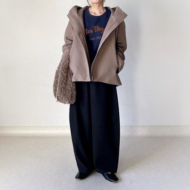 ベージュのコージーメルトンショートフーディコートを着たコーデ