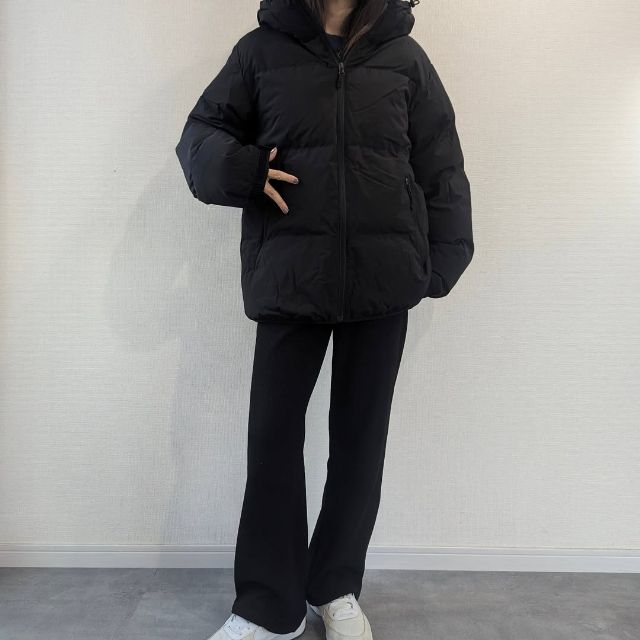 黒のヒートパデッドブルゾンのファスナーを閉じて着たコーデ