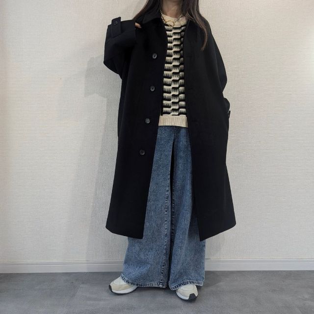 黒のコージーメルトンバルマカーンコートとデニムのコーデ