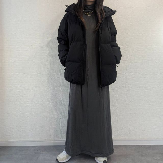 黒のヒートパデッドブルゾンとワンピのコーデ