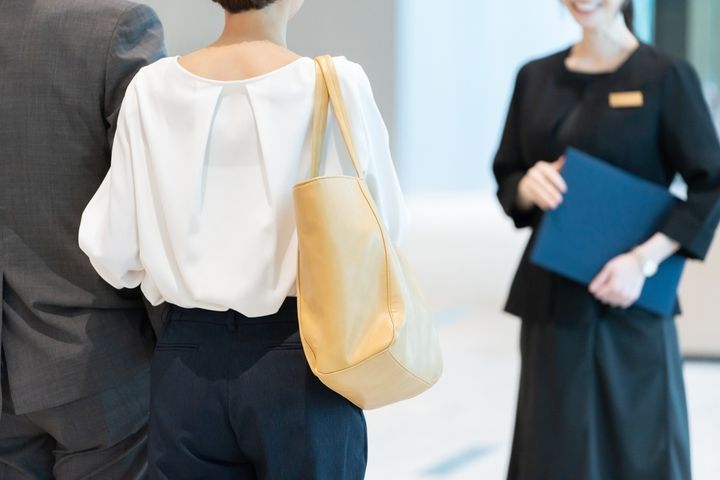 担当者とやり取りをする場面