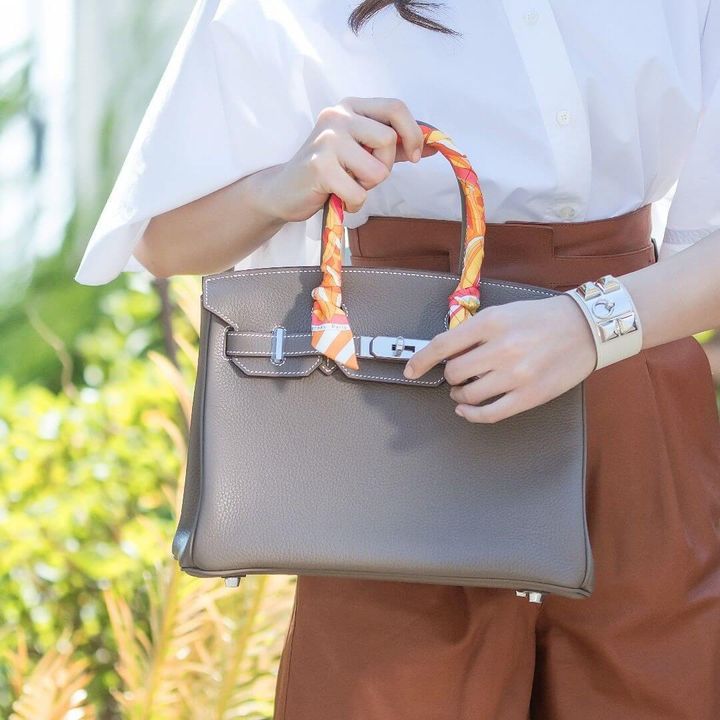 エルメスのバーキンを持つ女性