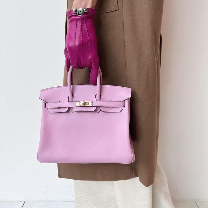エルメスのバーキンを持つ女性
