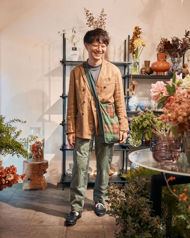 洗練されたフラワーショップに似合う、カジュアルさがちょうどいいおでかけコーデ5選【目利きが集うお店でスナップまとめ①】