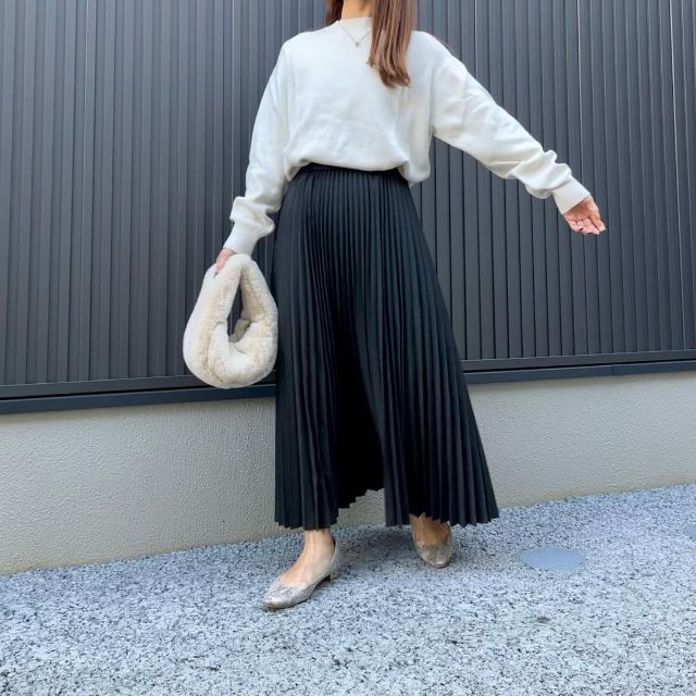 プリーツロングスカートを着たコーデ