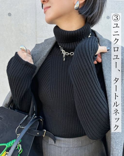3Dメリノブレンドタートルネックセーターを着用