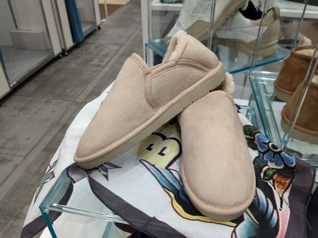 ベージュのムートン風シューズ