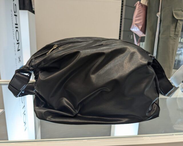 サイドシャーリングPUレザーショルダーバッグ