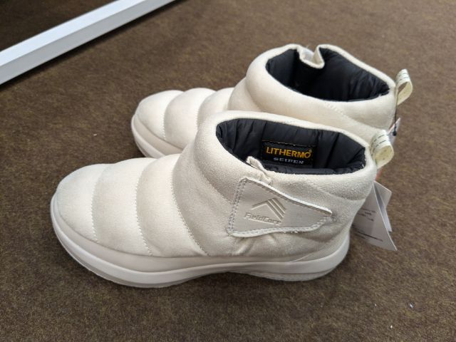 アイボリーカラーの防寒ブーツケベックショート