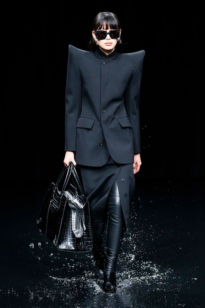 バレンシアガ 2020-21年秋冬コレクションより。