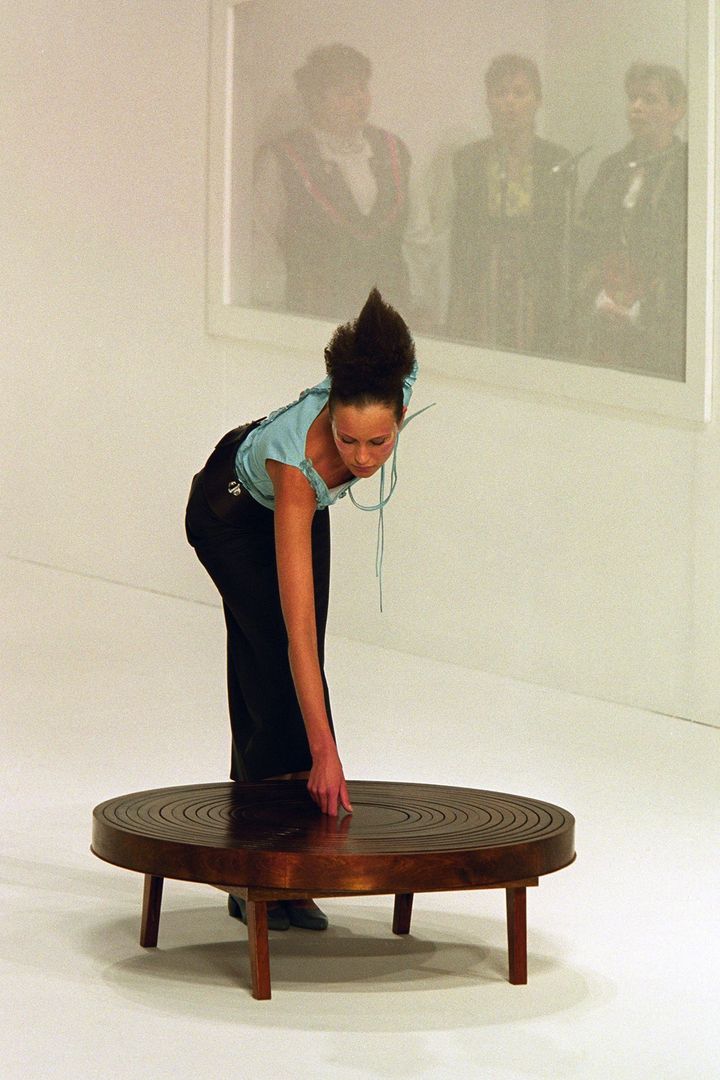 フセイン・チャラヤン 2000-01年秋冬コレクションより。