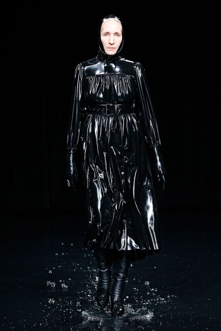 バレンシアガ 2020-21年秋冬コレクションより。